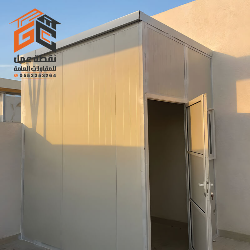 غرفة ملحق مصنوعه من الساندوتش بانل